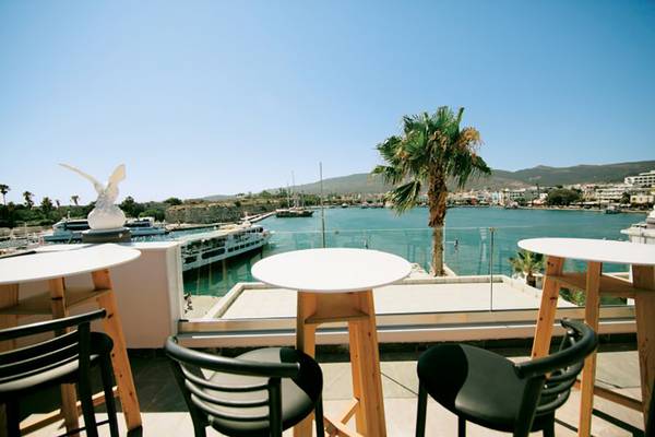 Terrasse des Kosta Palace City Hotel mit Blick auf den Hafen und das Meer.