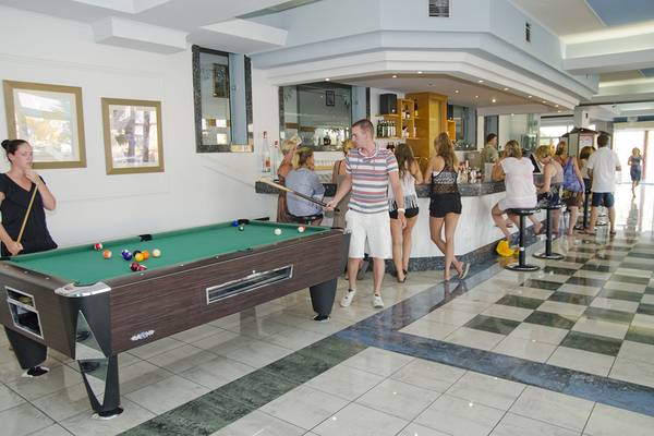 Pooltisch im Hotel-Lobby mit Gästen, die an der Bar sitzen.