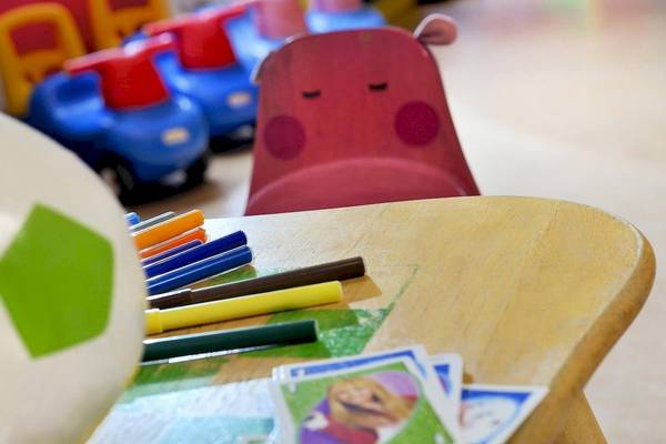 Spieltisch mit Stiften und Karten im Kinderzimmer von Le Meridien Ile Maurice