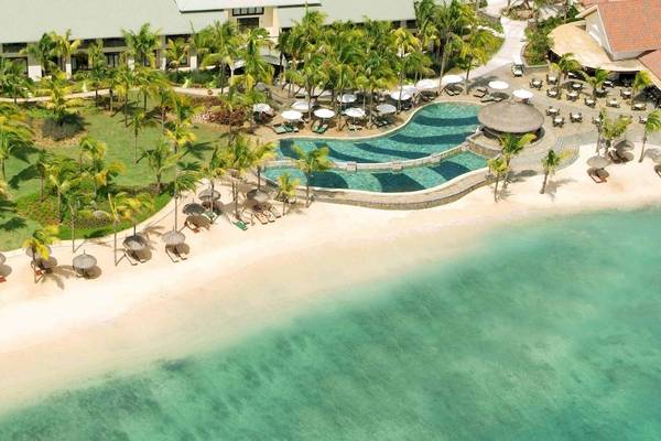 Luftaufnahme des Le Meridien Ile Maurice Hotels mit Pool und Strand