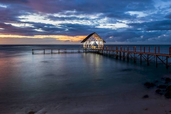 Sonnenuntergang am Dock des Le Meridien Ile Maurice Hotels mit einer kleinen Hütte