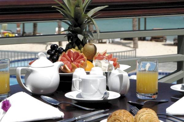 Frühstück am Strand mit Blick aufs Meer im Le Meridien Ile Maurice Hotel.