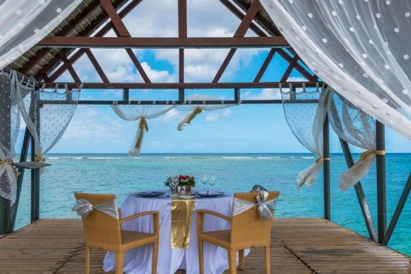Le Meridien Ile Maurice, Tisch für zwei Personen mit Blick auf das Meer.