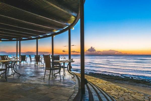 Außenrestaurant am Strand des Le Meridien Ile Maurice mit Blick auf den Ozean