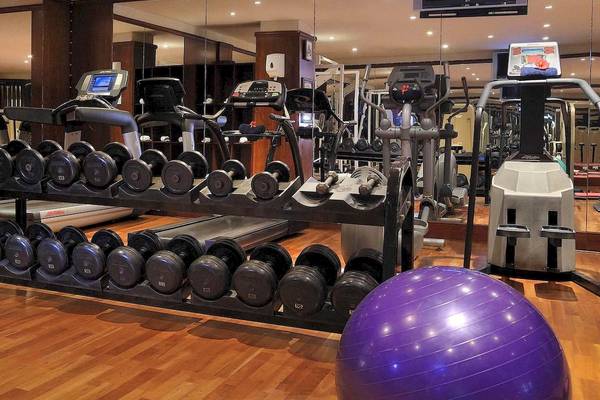 Fitnesscenter im Le Meridien Ile Maurice Hotel mit Laufbändern, Hanteln und Trainingsgeräten.