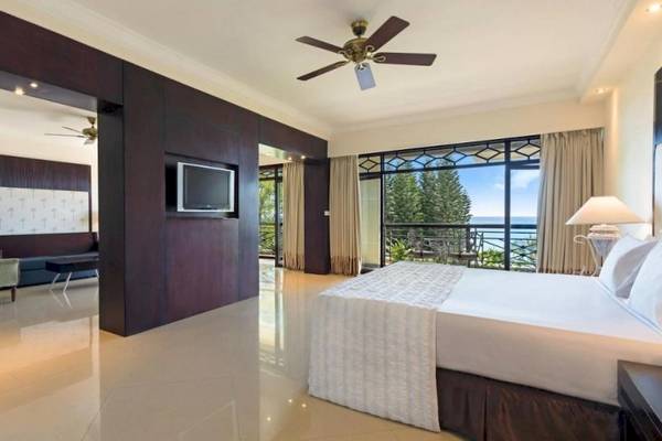 Luxuriöses Hotelzimmer im Le Meridien Ile Maurice mit Blick auf den Ozean.