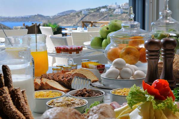 Frühstücksbuffet im Deliades Hotel mit Blick auf das Meer und die Berge.