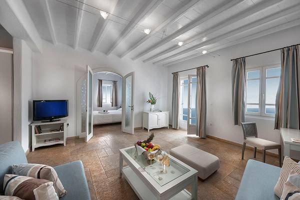Wohnbereich des Deliades Hotels mit Zugang zum Schlafzimmer