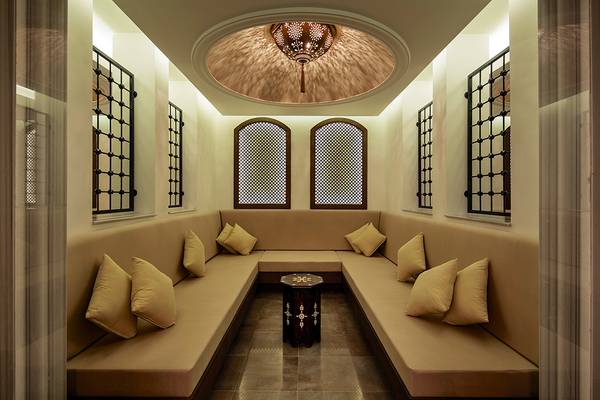 Lounge Bereich im Titanic Deluxe Golf Belek Hotel mit runden Sofas und Fenstern.