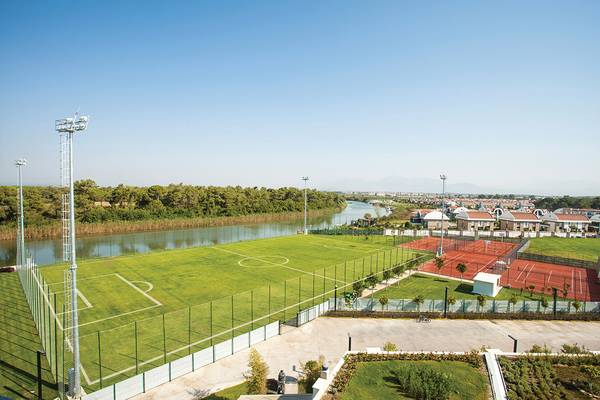 Außenansicht des Titanic Deluxe Golf Belek mit einem Fußballplatz und Tennisplätzen