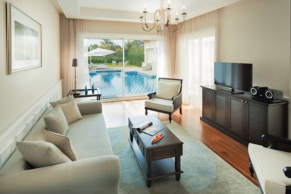 Wohnzimmer mit Blick auf den Pool im Titanic Deluxe Golf Belek Hotel.