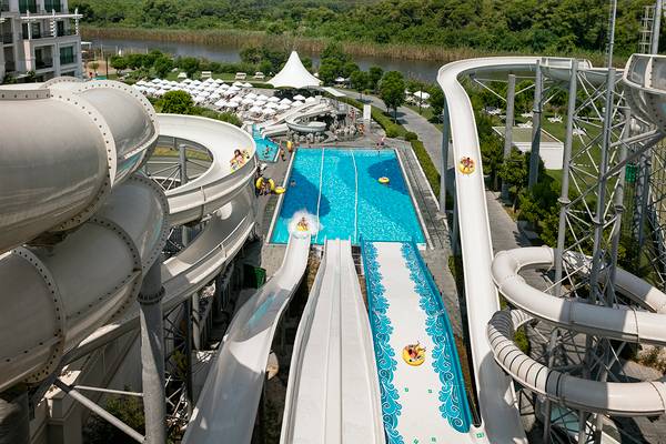 Luftaufnahme des Wasserparks im Titanic Deluxe Golf Belek Hotel mit Rutschen und Pool