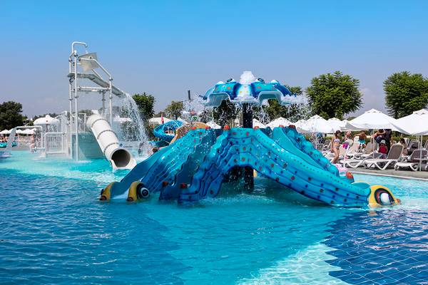 Wasserpark im Titanic Deluxe Golf Belek Hotel mit blauen Wasserrutschen und Wasserfontäne