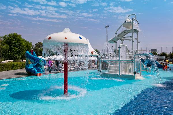 Wasserpark im Titanic Deluxe Golf Belek mit Wasserrutschen und Springbrunnen.