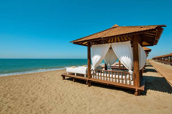 Strandpavillon am Titanic Deluxe Golf Belek Hotel mit Blick auf das Meer