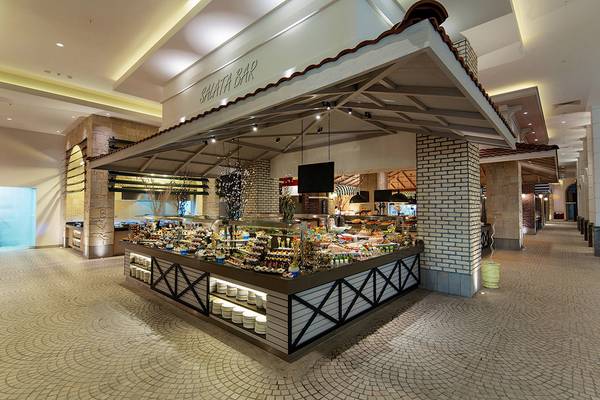 Salatbar im Titanic Deluxe Golf Belek Hotel mit vielen Speisen und Gerichten.