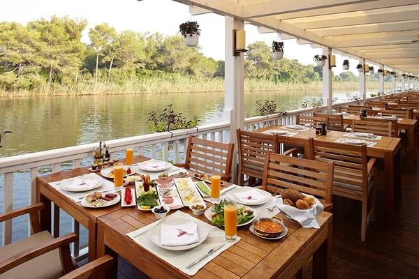 Tisch im Restaurant Titanic Deluxe Golf Belek mit Blick auf den Fluss