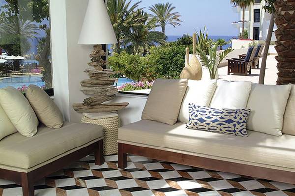 Terrasse im Azia Resort & Spa mit Blick auf das Meer und tropische Pflanzen.