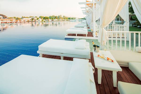 Poolseite mit Lounge-Bereich im Titanic Deluxe Golf Belek Hotel