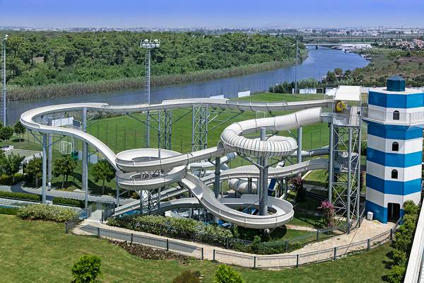 Wasserrutsche im Freien am Titanic Deluxe Golf Belek Hotel neben einem Fluss