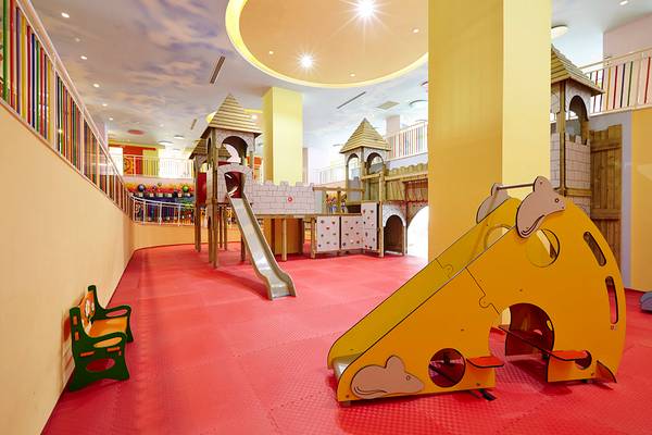Kinderspielplatz im Titanic Deluxe Golf Belek Hotel mit Rutsche und Kletterwand.