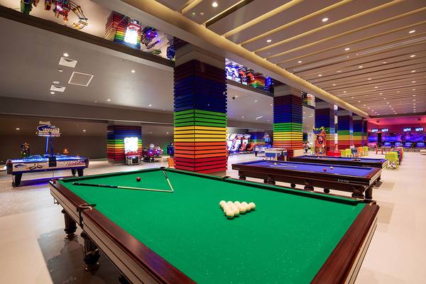Billardtisch-Lounge im Titanic Deluxe Golf Belek Hotel mit bunten Säulen.