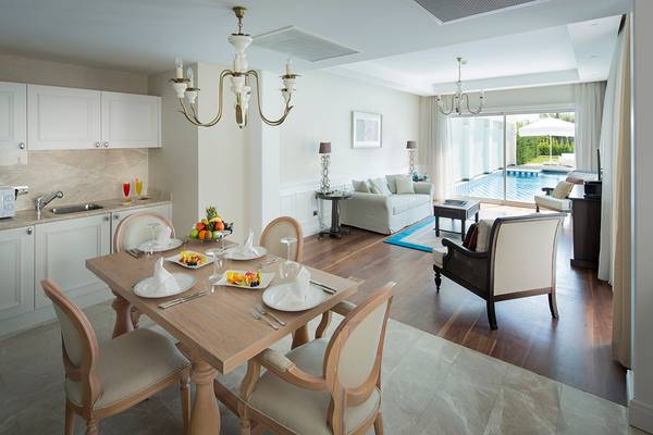 Speisezimmer im Titanic Deluxe Golf Belek Hotel mit Swimmingpool im Hintergrund