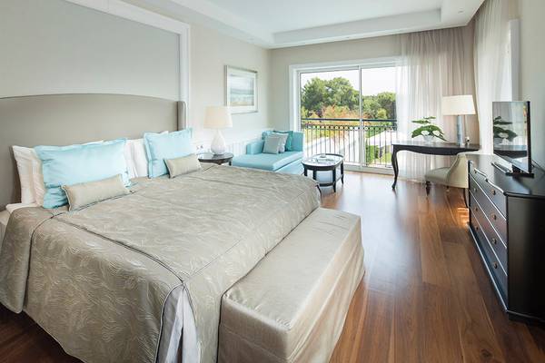 Luxuriöses Schlafzimmer im Titanic Deluxe Golf Belek Hotel mit Blick auf den Garten