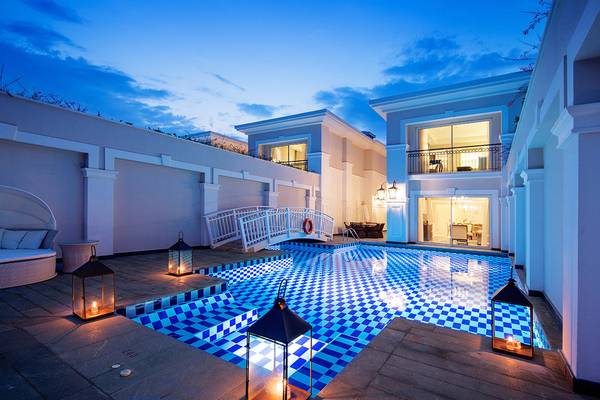 Außenpoolbereich des Titanic Deluxe Golf Belek Hotels bei Nacht