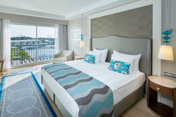 Hotelzimmer im Titanic Deluxe Golf Belek mit Blick auf einen Hafen