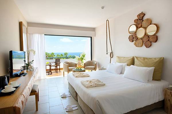 Hotelzimmer im Azia Resort & Spa mit Blick auf das Meer und Balkon.