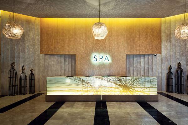 Empfangsbereich des Spas im Titanic Deluxe Golf Belek Hotel mit goldenem Design und 'SPA' Schild.
