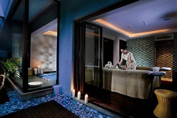 Massagebehandlung im Azia Resort & Spa mit Kerzen und Außenbereich