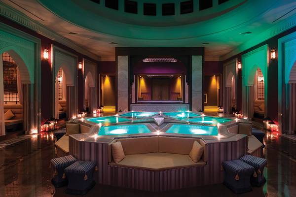 Spa-Bereich im Titanic Deluxe Golf Belek mit mehreren Wasserbecken und blauer Beleuchtung.