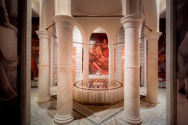Innenansicht des Titanic Deluxe Golf Belek Hotels mit Marmorsäulen und einem zentralen Muster
