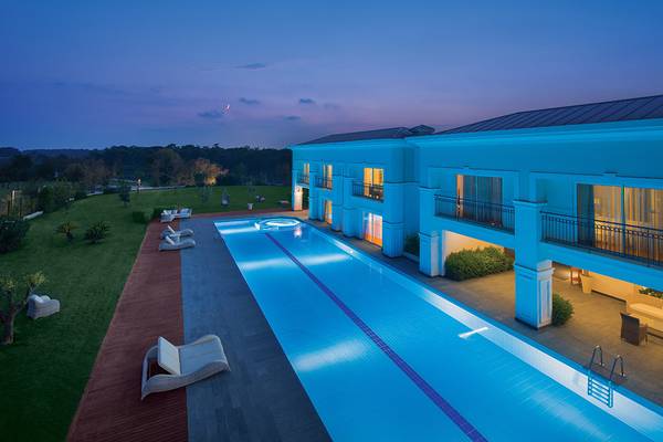 Außenansicht des Titanic Deluxe Golf Belek Hotels mit Swimmingpool bei Nacht