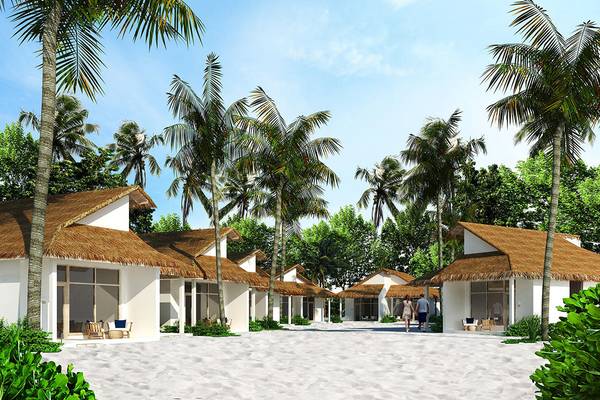 Resort Bandos Maldives mit weißen Hütten und Palmen auf einem Sandweg