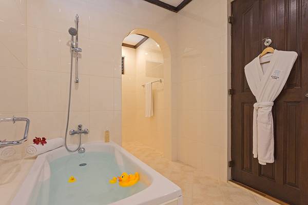 Badezimmer mit Badewanne, Dusche und Bademantel, Bandos Maldives Hotel