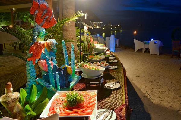 Buffet mit verschiedenen Gerichten auf dem Strand des Bandos Maldives Hotels.