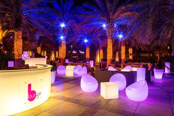 Loungebeleuchtung und Palmen im Sheraton Abu Dhabi Hotel & Resort