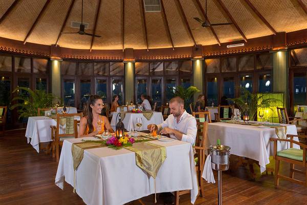 Paar im Bandos Maldives Hotel im Innenrestaurant beim Essen