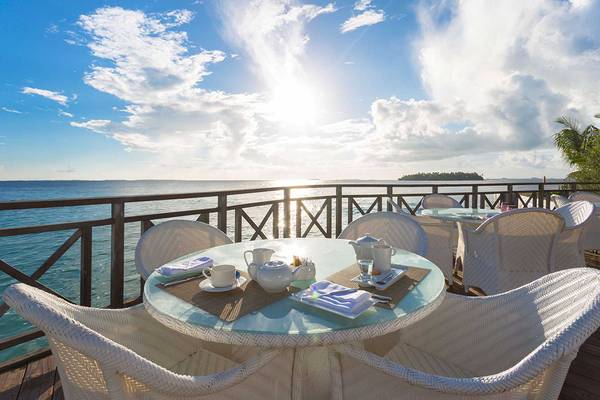 Aussicht von Balkon im Hotel Bandos Maldives mit Tischen und Stühlen, Blick auf das Meer