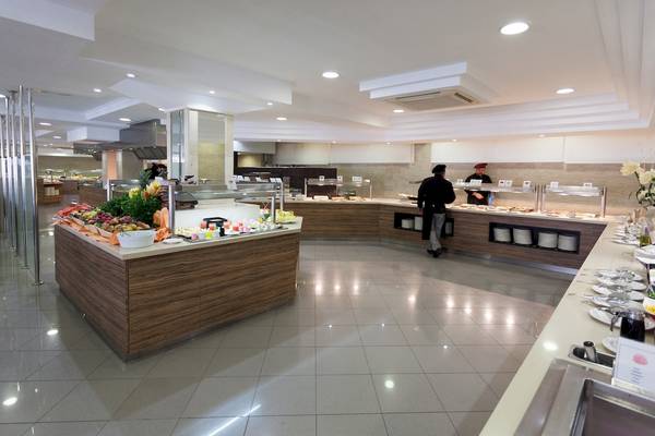 Buffetbereich im Timor Hotel mit verschiedenen Speisen und Angestellten.