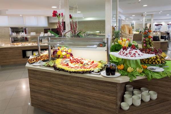 Buffet-Tisch im Timor Hotel mit einer Auswahl an frischem Obst und Desserts.