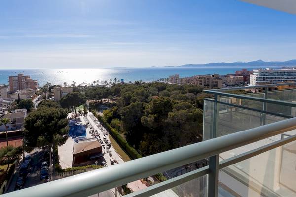 Aussicht vom Balkon des Timor Hotels auf die Stadt und den Ozean.