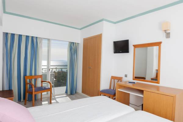 Doppelzimmer im Timor Hotel mit Meerblick, einem Bett, einem Schreibtisch und einem Fernseher.