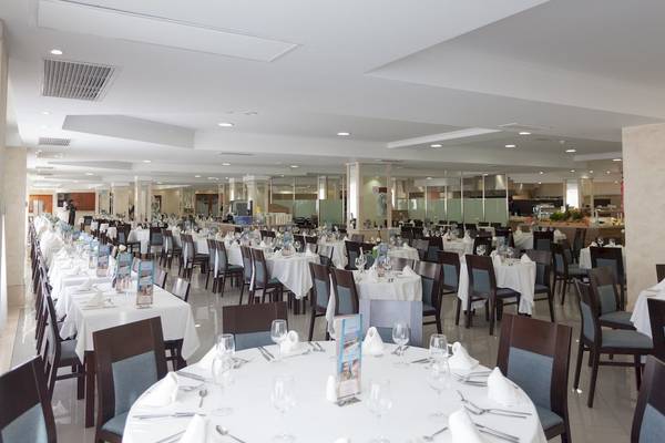 Innenansicht des Restaurants im Timor Hotel mit gedeckten Tischen und Stühlen.