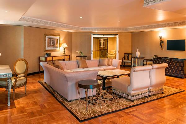 Wohnbereich im Sheraton Abu Dhabi Hotel & Resort mit Sofas, Tischen und Fernseher.