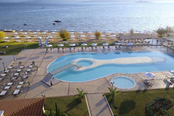 Luftaufnahme des Swimmingpools und der Strandumgebung des Capo Di Corfu Hotels.