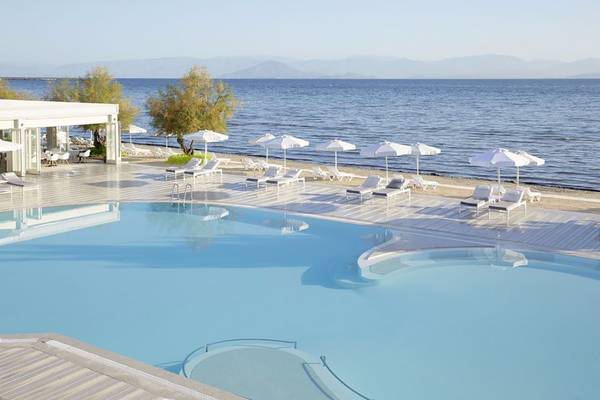 Capo Di Corfu Hotel Pool am Strand mit Liegen und Schirmen